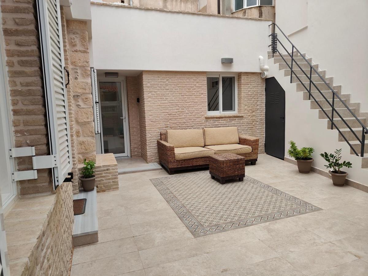 Litseli Atenas Exterior foto